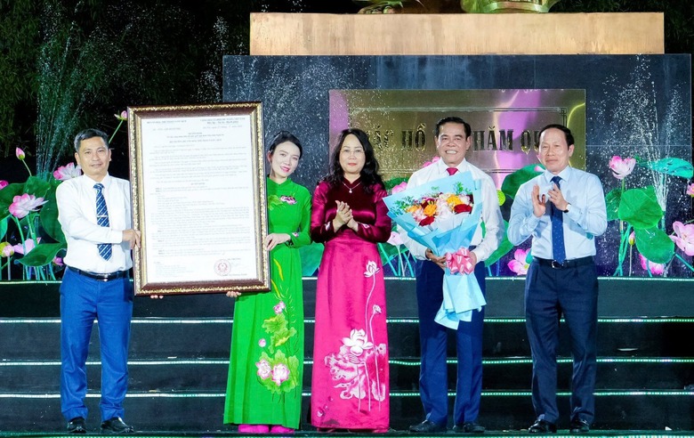 H&agrave;ng vạn người đội mưa tham dự Lễ hội L&agrave;ng Sen v&agrave; kỷ niệm 136 năm ng&agrave;y sinh nhật B&aacute;c- Ảnh 6.