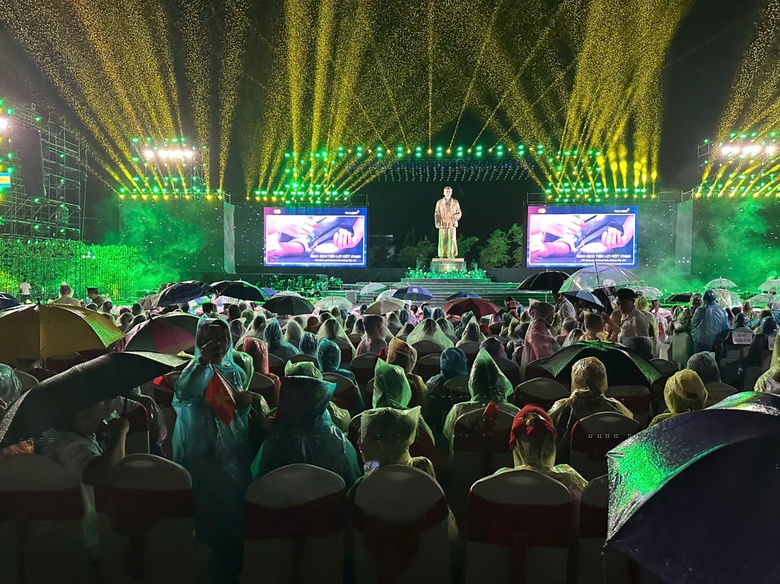 H&agrave;ng vạn người đội mưa tham dự Lễ hội L&agrave;ng Sen v&agrave; kỷ niệm 136 năm ng&agrave;y sinh nhật B&aacute;c- Ảnh 4.