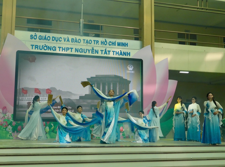 TP.HCM: Rộn ràng tháng Năm nhớ Bác với nhiều hoạt động ý nghĩa- Ảnh 4. TP.HCM: Rộn ràng tháng Năm nhớ Bác với nhiều hoạt động ý nghĩa- Ảnh 4.