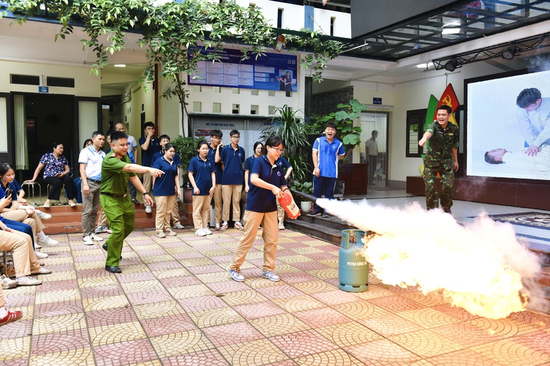 H&agrave; Nội tăng cường hướng dẫn kỹ năng ph&ograve;ng ch&aacute;y chữa ch&aacute;y tại c&aacute;c trường học- Ảnh 3.