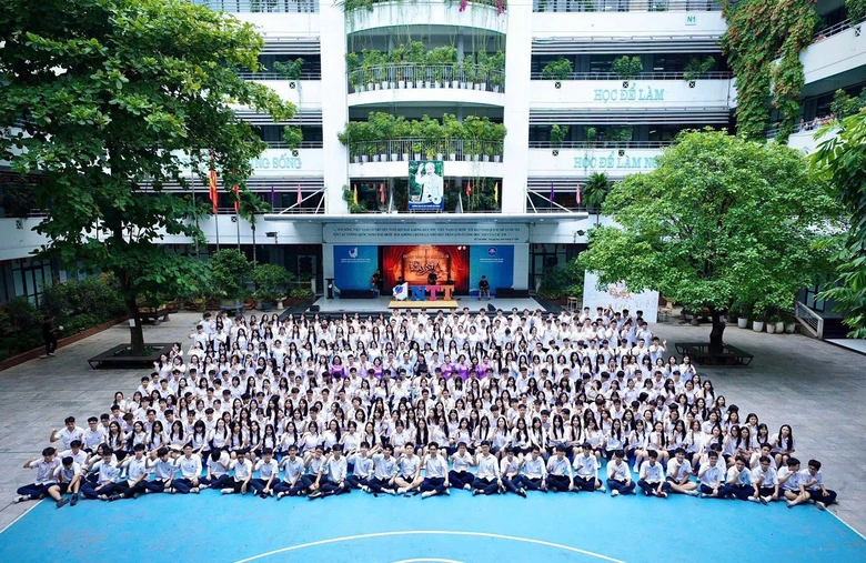 Học sinh khối 12 Trường THCS v&agrave; THPT Nguyễn Tất Th&agrave;nh "đỗ" đại học sớm- Ảnh 1.