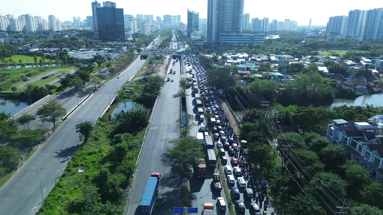 TP.HCM giao nghi&ecirc;n cứu đường tr&ecirc;n cao dọc Nguyễn Văn Linh
- Ảnh 1.