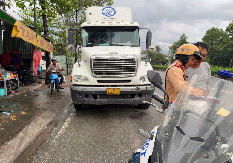 TP.HCM xử l&yacute; nhiều container dừng, đỗ sai quy định- Ảnh 1.