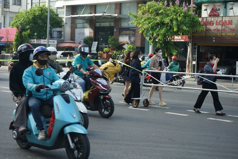 Đường Cộng H&ograve;a bớt kẹt xe sau ph&acirc;n l&agrave;n linh hoạt, TP.HCM khẩn trương xử l&yacute; bất cập- Ảnh 2.