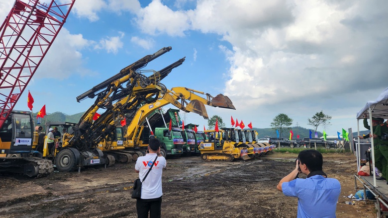 Nghệ An: Khởi c&ocirc;ng tuyến cao tốc chiến lược Vinh - Thanh Thủy ch&agrave;o mừng ng&agrave;y sinh nhật B&aacute;c- Ảnh 4.