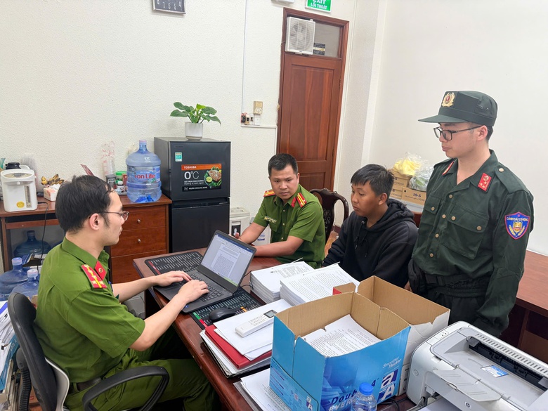 Lai Ch&acirc;u: Triệt ph&aacute; đường d&acirc;y l&agrave;m giả gần 10.000 giấy tờ xuy&ecirc;n quốc gia- Ảnh 5.