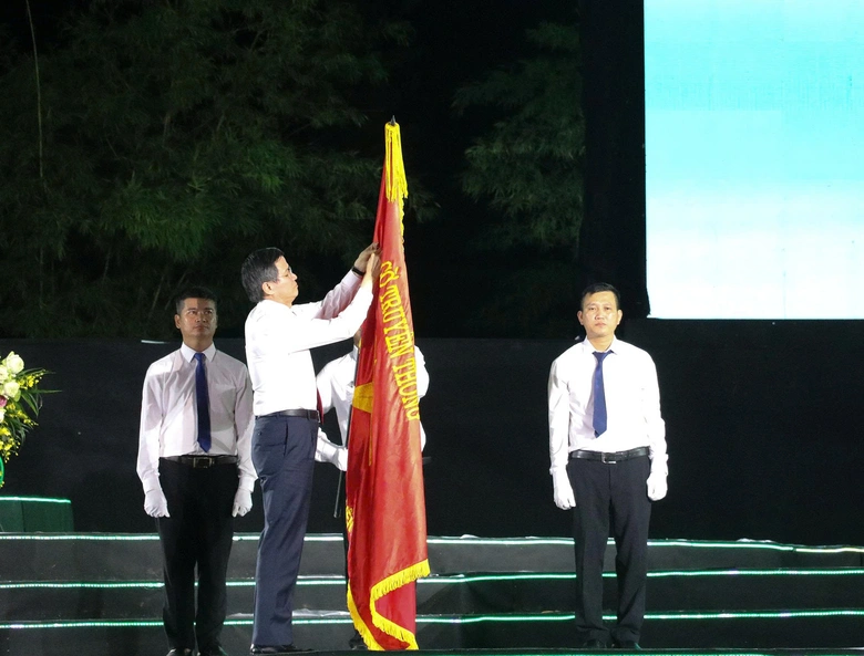 H&agrave;ng vạn người đội mưa tham dự Lễ hội L&agrave;ng Sen v&agrave; kỷ niệm 136 năm ng&agrave;y sinh nhật B&aacute;c- Ảnh 2.