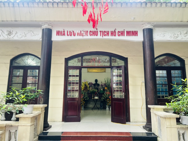 Phố phường H&agrave; Nội rực rỡ cờ hoa mừng sinh nhật B&aacute;c- Ảnh 3.