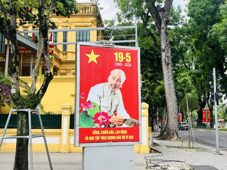 Phố phường H&agrave; Nội rực rỡ cờ hoa mừng sinh nhật B&aacute;c- Ảnh 15.