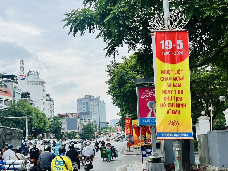 Phố phường H&agrave; Nội rực rỡ cờ hoa mừng sinh nhật B&aacute;c- Ảnh 13.