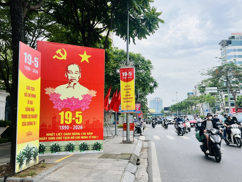 Phố phường H&agrave; Nội rực rỡ cờ hoa mừng sinh nhật B&aacute;c- Ảnh 6.