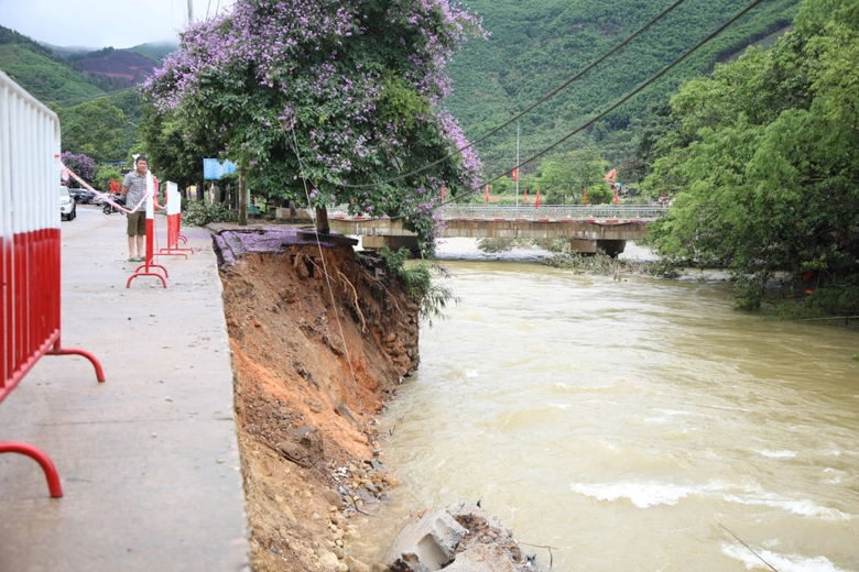 Quảng Ninh: Khẩn cấp khắc phục nhiều điểm ngập &uacute;ng, sạt lở mất an to&agrave;n sau mưa lớn- Ảnh 7.
