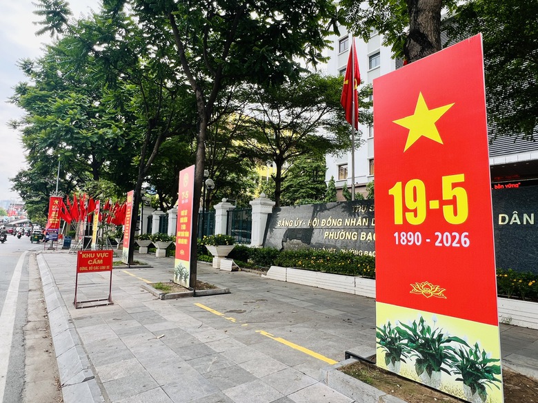Phố phường H&agrave; Nội rực rỡ cờ hoa mừng sinh nhật B&aacute;c- Ảnh 8.