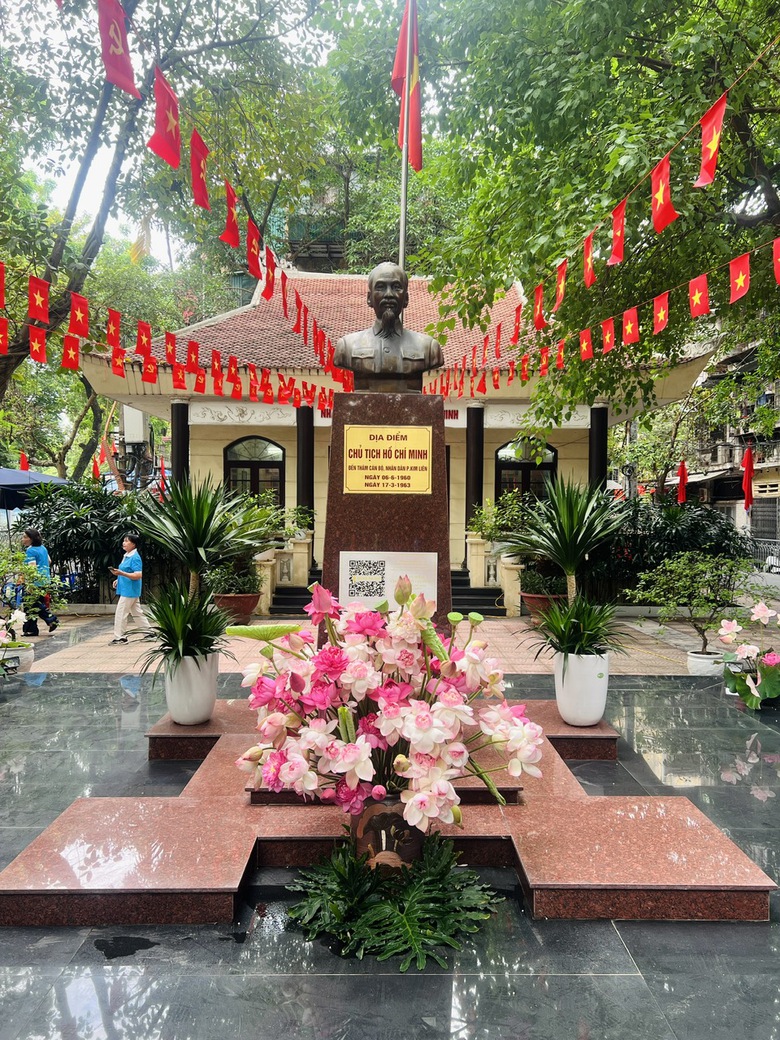 Phố phường H&agrave; Nội rực rỡ cờ hoa mừng sinh nhật B&aacute;c- Ảnh 4.