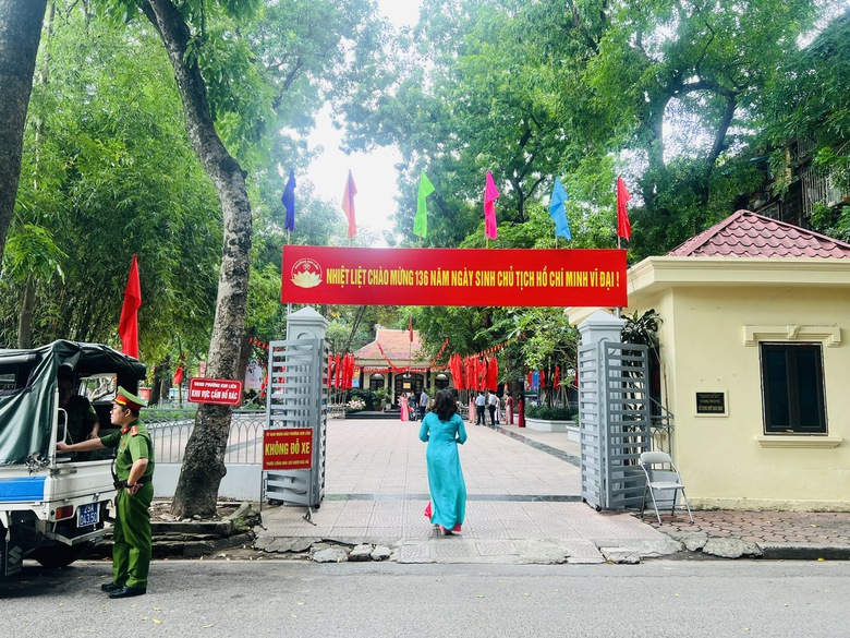 Phố phường H&agrave; Nội rực rỡ cờ hoa mừng sinh nhật B&aacute;c- Ảnh 1.