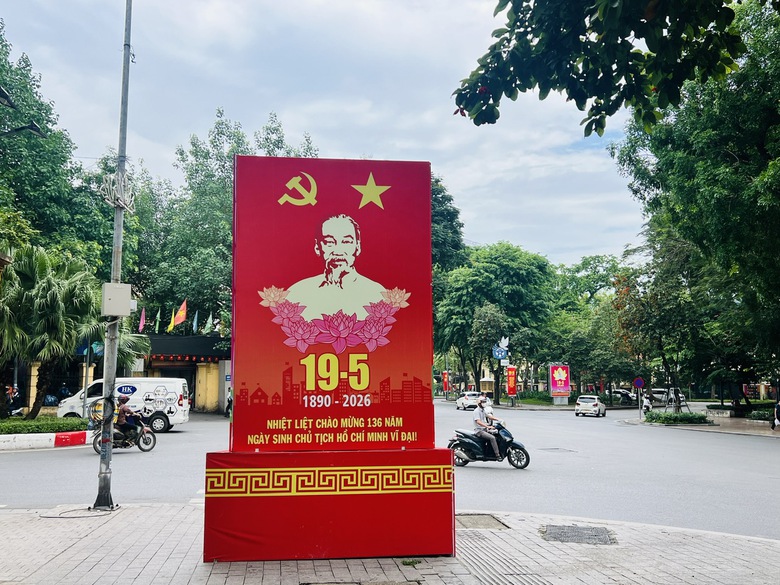 Phố phường H&agrave; Nội rực rỡ cờ hoa mừng sinh nhật B&aacute;c- Ảnh 14.