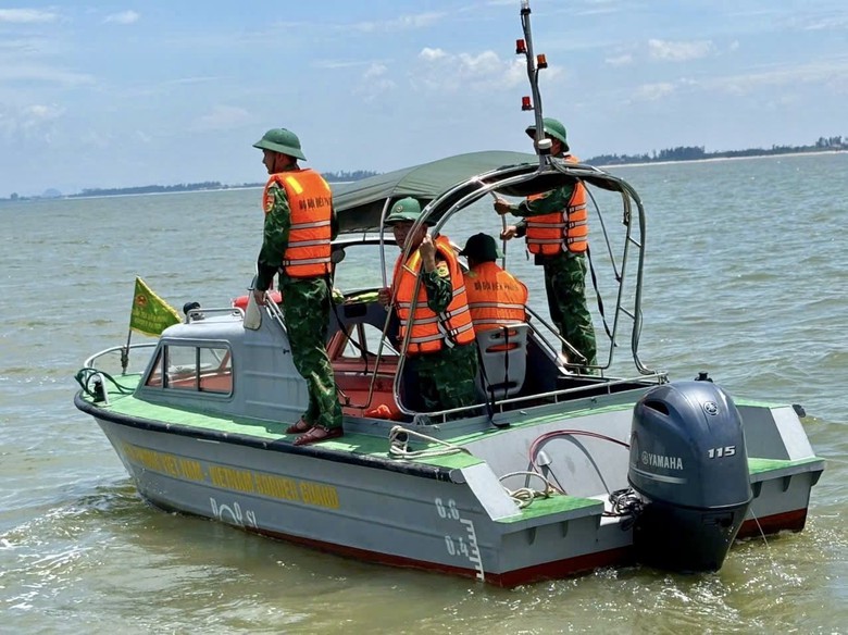 Nghệ An: Kịp thời ứng cứu 2 ngư d&acirc;n gặp nạn do ch&igrave;m t&agrave;u tr&ecirc;n biển- Ảnh 1.
