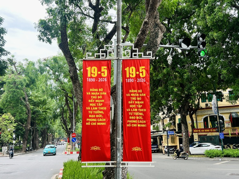 Phố phường H&agrave; Nội rực rỡ cờ hoa mừng sinh nhật B&aacute;c- Ảnh 16.