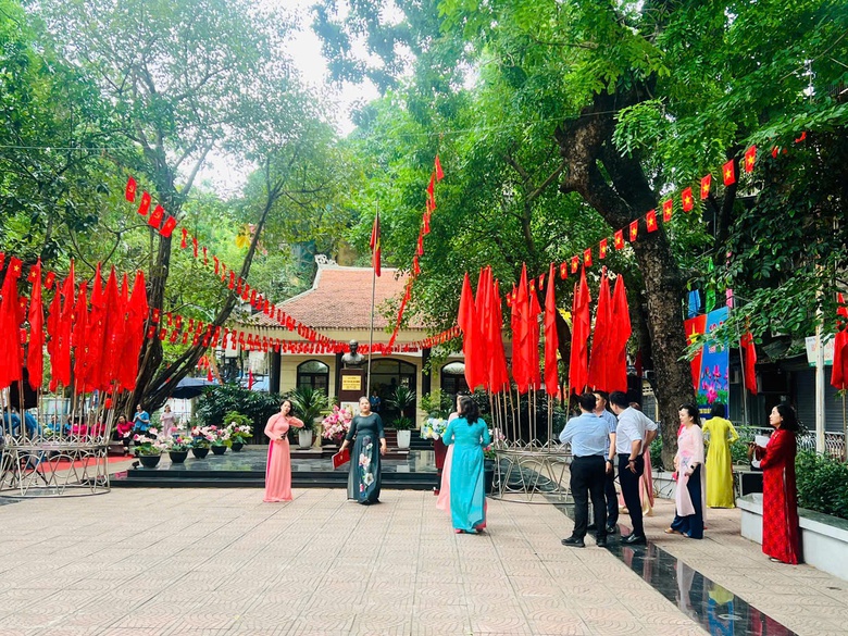 Phố phường Hà Nội rực rỡ cờ hoa mừng sinh nhật Bác- Ảnh 1.