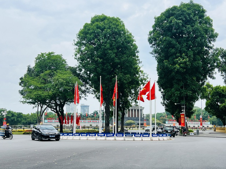 Phố phường H&agrave; Nội rực rỡ cờ hoa mừng sinh nhật B&aacute;c- Ảnh 11.