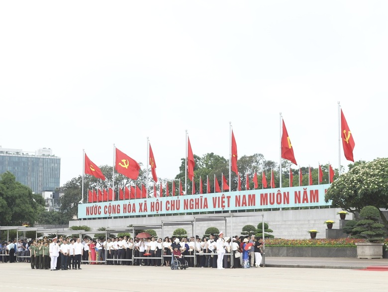 Phố phường H&agrave; Nội rực rỡ cờ hoa mừng sinh nhật B&aacute;c- Ảnh 12.
