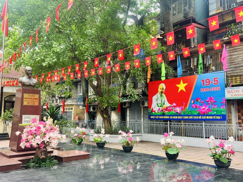 Phố phường H&agrave; Nội rực rỡ cờ hoa mừng sinh nhật B&aacute;c- Ảnh 2.