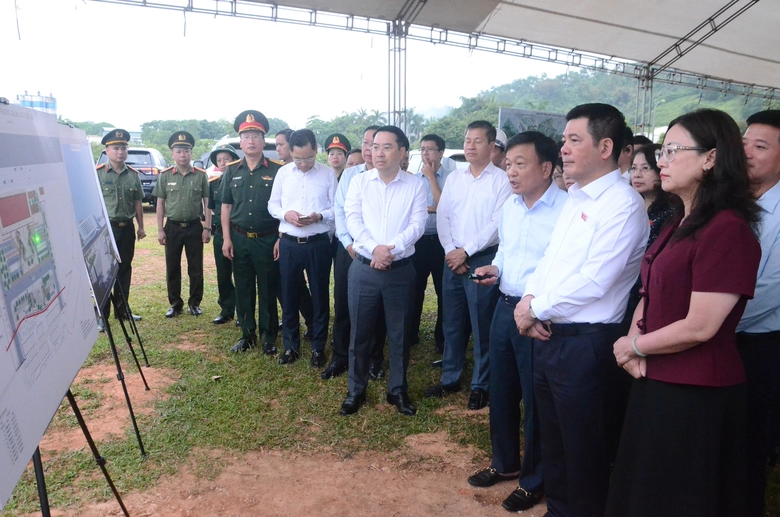 Ph&oacute; chủ tịch Quốc hội Nguyễn Hồng Di&ecirc;n thị s&aacute;t tuyến đường sắt L&agrave;o Cai-H&agrave; Nội-Hải Ph&ograve;ng- Ảnh 1.