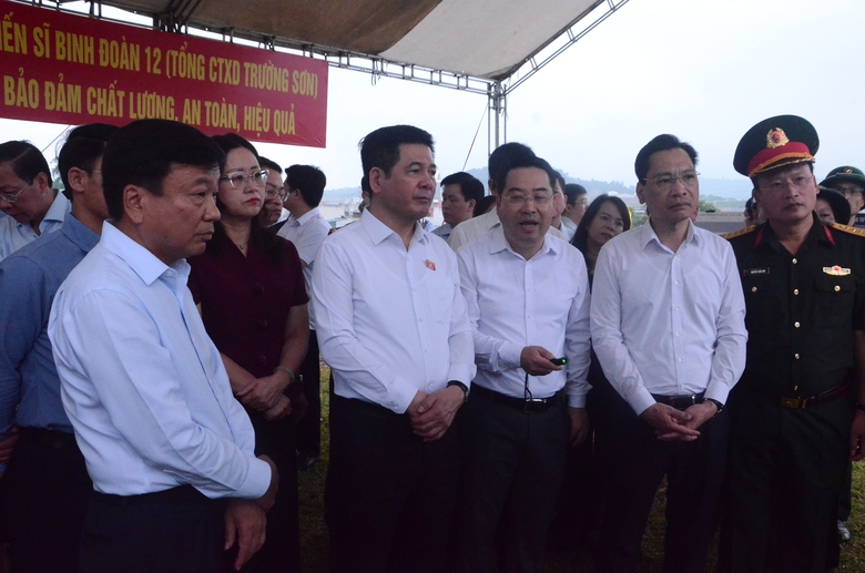 Ph&oacute; chủ tịch Quốc hội Nguyễn Hồng Di&ecirc;n thị s&aacute;t tuyến đường sắt L&agrave;o Cai-H&agrave; Nội-Hải Ph&ograve;ng- Ảnh 2.