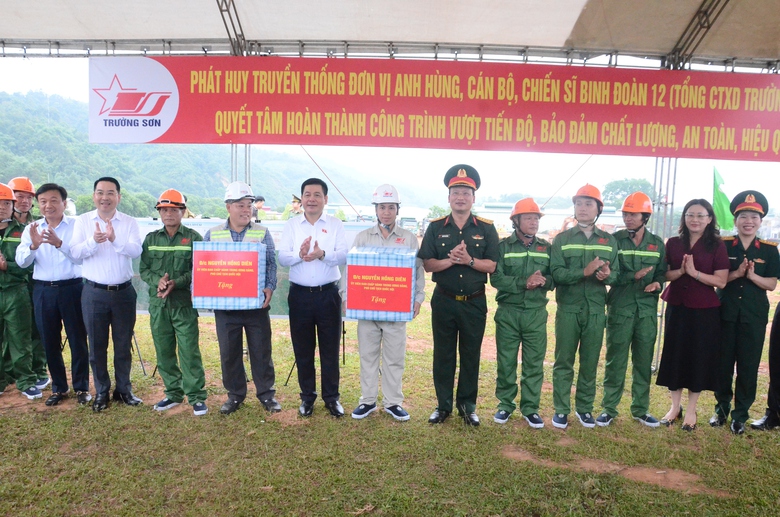 Ph&oacute; chủ tịch Quốc hội Nguyễn Hồng Di&ecirc;n thị s&aacute;t tuyến đường sắt L&agrave;o Cai-H&agrave; Nội-Hải Ph&ograve;ng- Ảnh 3.