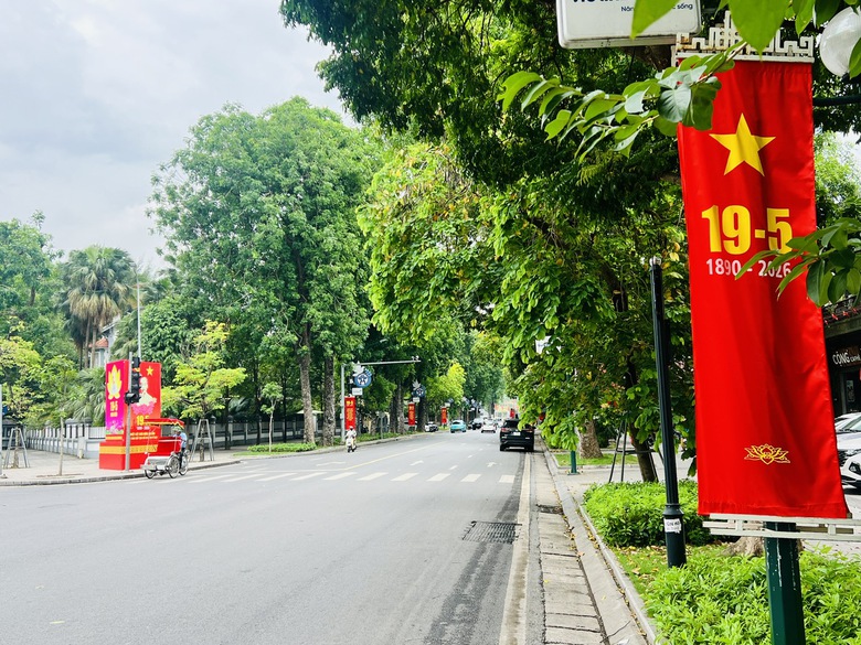Phố phường H&agrave; Nội rực rỡ cờ hoa mừng sinh nhật B&aacute;c- Ảnh 10.
