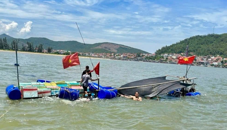 Nghệ An: Kịp thời ứng cứu 2 ngư d&acirc;n gặp nạn do ch&igrave;m t&agrave;u tr&ecirc;n biển- Ảnh 2.