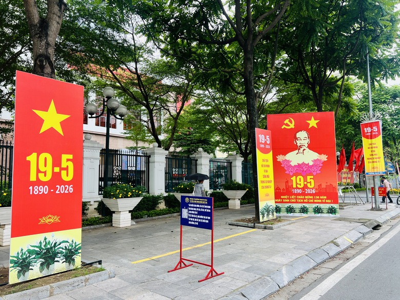 Phố phường H&agrave; Nội rực rỡ cờ hoa mừng sinh nhật B&aacute;c- Ảnh 7.