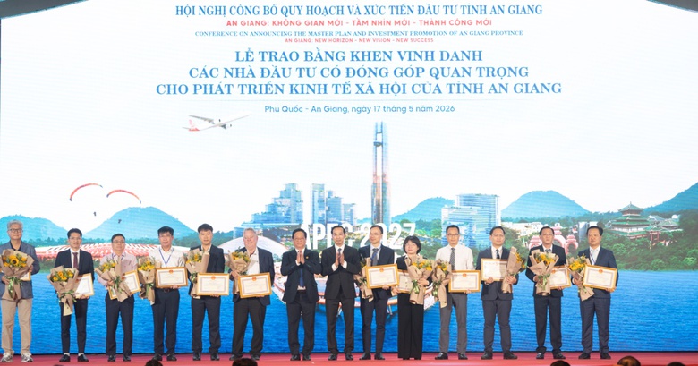INSEE Việt Nam vinh dự nhận Bằng khen của Chủ tịch UBND tỉnh An Giang cho những đ&oacute;ng g&oacute;p quan trọng đến sự ph&aacute;t triển kinh tế - x&atilde; hội của địa phương.