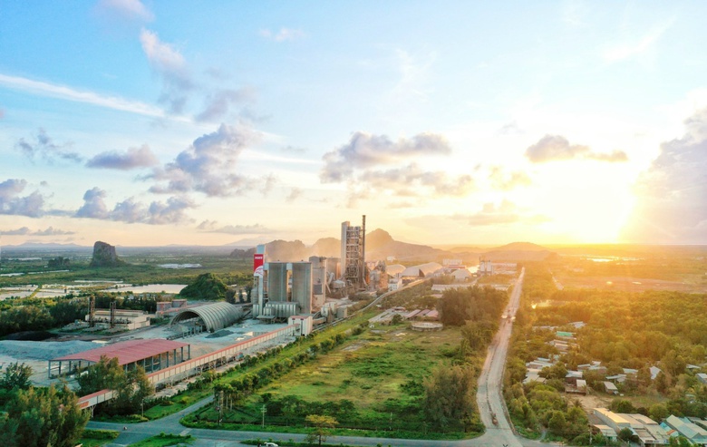 Nh&agrave; m&aacute;y xi măng INSEE H&ograve;n Ch&ocirc;ng, gần 3 thập kỷ kiến tạo gi&aacute; trị bền vững v&agrave; đồng h&agrave;nh c&ugrave;ng sự ph&aacute;t triển của địa phương.