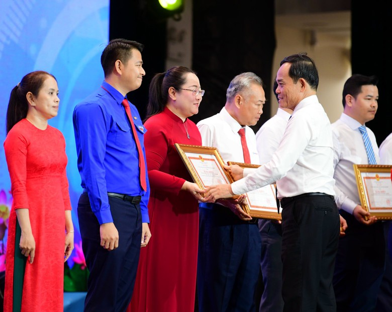 TP.HCM tuy&ecirc;n dương 181 tập thể, 177 c&aacute; nh&acirc;n học v&agrave; l&agrave;m theo B&aacute;c- Ảnh 1.