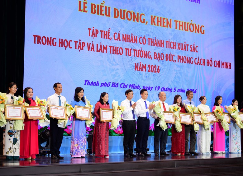 TP.HCM tuy&ecirc;n dương 181 tập thể, 177 c&aacute; nh&acirc;n học v&agrave; l&agrave;m theo B&aacute;c- Ảnh 2.