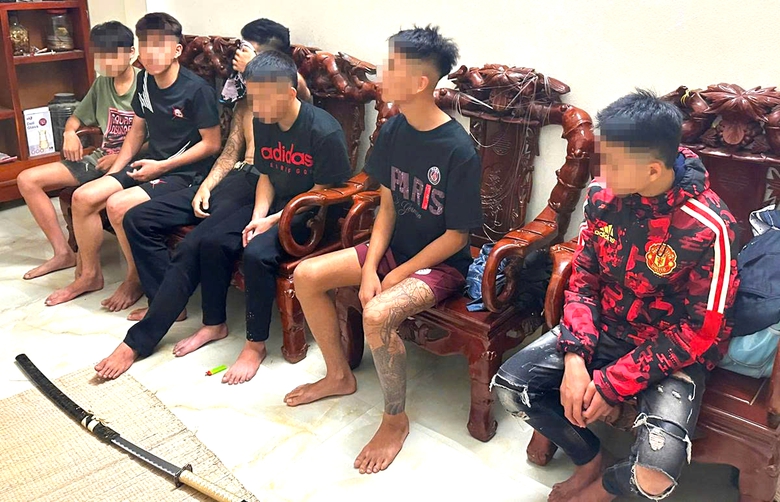 Thanh H&oacute;a xử l&yacute; nh&oacute;m thanh thiếu ni&ecirc;n đi xe m&aacute;y kh&ocirc;ng biển số, cầm dao kiếm tự chế dạo phố- Ảnh 1.