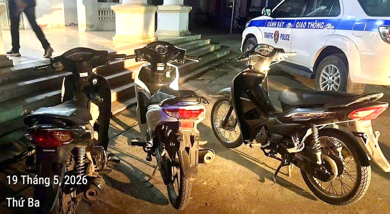Thanh H&oacute;a xử l&yacute; nh&oacute;m thanh thiếu ni&ecirc;n đi xe m&aacute;y kh&ocirc;ng biển số, cầm dao kiếm tự chế dạo phố- Ảnh 2.