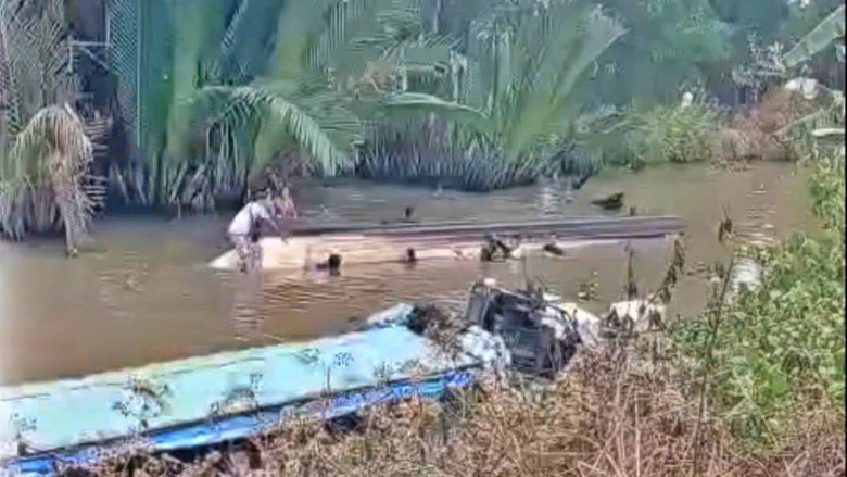 C&agrave; Mau: Đ&ograve; chở nh&oacute;m du kh&aacute;ch va gốc c&acirc;y ven s&ocirc;ng, nhiều người rơi xuống nước- Ảnh 1.