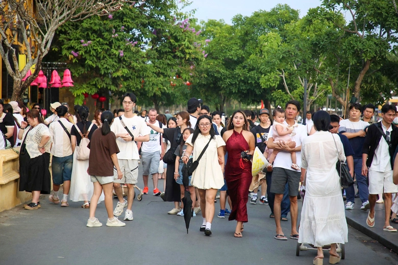 H&agrave;ng trăm ngh&igrave;n lượt du kh&aacute;ch đến phố cổ Hội An dịp lễ 30/4 - 1/5- Ảnh 1.