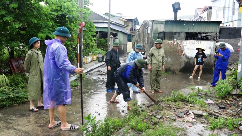 Quảng Ninh: Khẩn cấp khắc phục nhiều điểm ngập &uacute;ng, sạt lở mất an to&agrave;n sau mưa lớn- Ảnh 12.