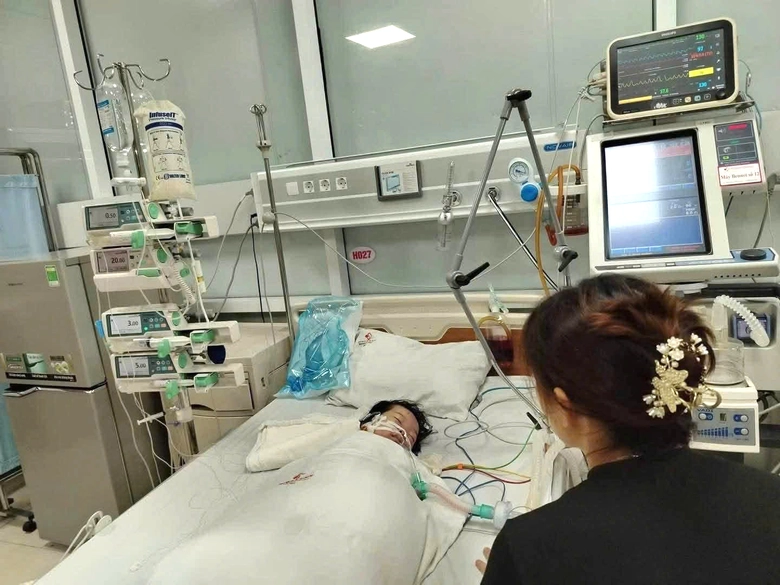 Ph&uacute; Thọ: Mưa lớn g&acirc;y đổ tường v&agrave;o ph&ograve;ng ngủ, hai ch&aacute;u b&eacute; nhập viện- Ảnh 2.