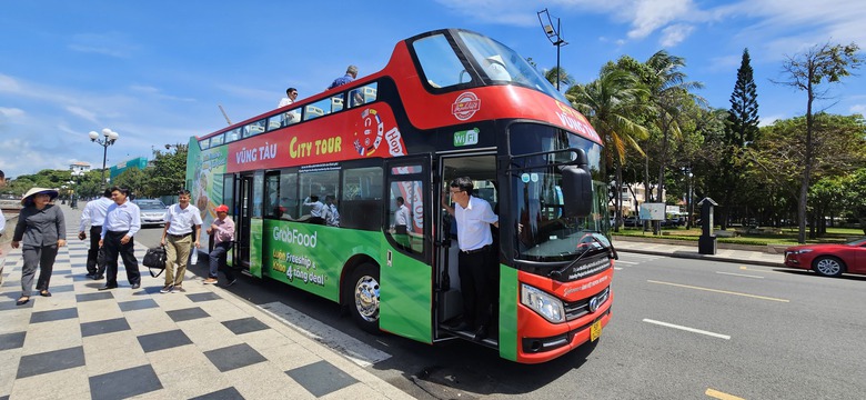 Kh&aacute;nh H&ograve;a sẽ khai th&aacute;c xe bu&yacute;t 2 tầng tho&aacute;ng n&oacute;c phục vụ du lịch ven biển- Ảnh 2.