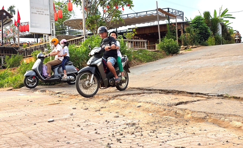 Xe m&aacute;y, &ocirc; t&ocirc; v&ocirc; tư đi tr&ecirc;n vỉa h&egrave; đại lộ hơn 1.200 tỷ đồng ở Đắk Lắk- Ảnh 2.