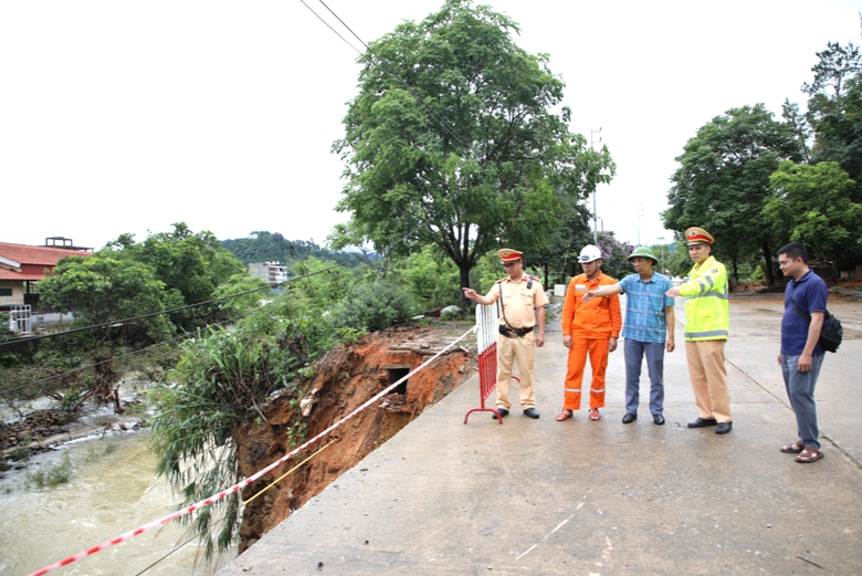 Quảng Ninh: Khẩn cấp khắc phục nhiều điểm ngập &uacute;ng, sạt lở mất an to&agrave;n sau mưa lớn- Ảnh 1.