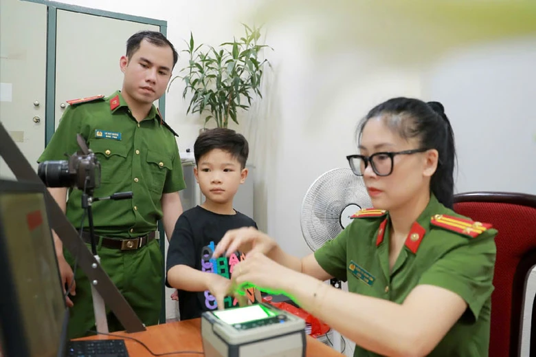 Công an Hà Nội cấp căn cước cho học sinh qua VNeID. Công an Hà Nội cấp căn cước cho học sinh qua VNeID.