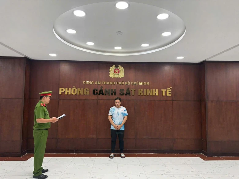 TP.HCM: B&aacute;n gi&agrave;y Adidas, Nike... giả, chủ K.W Sneaker bị khởi tố- Ảnh 1.