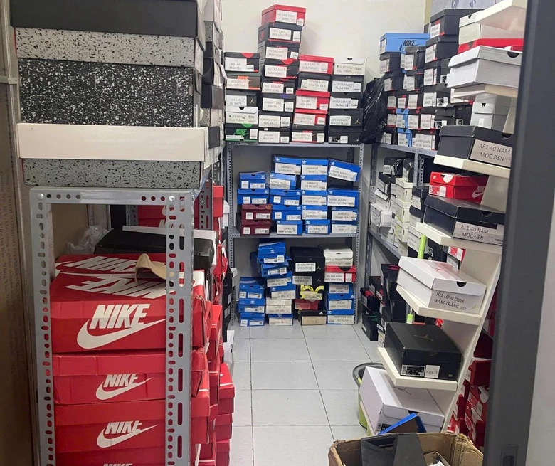 TP.HCM: B&aacute;n gi&agrave;y Adidas, Nike... giả, chủ K.W Sneaker bị khởi tố- Ảnh 2.