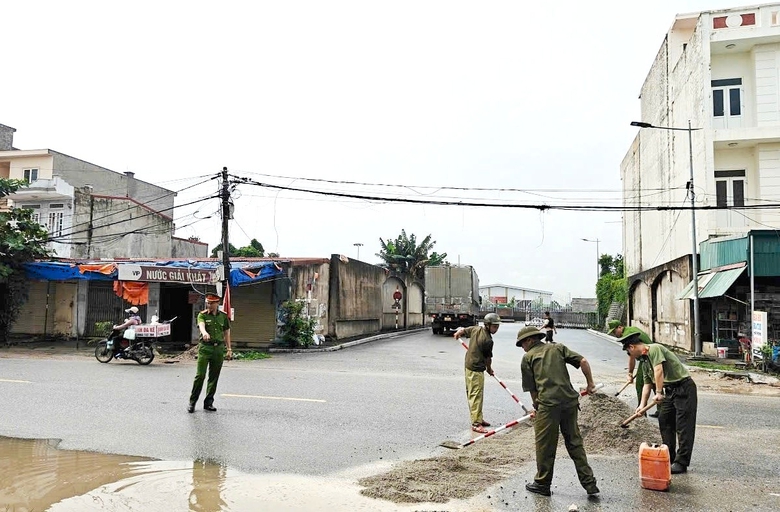Hải Ph&ograve;ng: C&ocirc;ng an phường kịp thời san lấp hố sụt l&uacute;n, bảo đảm an to&agrave;n cho người d&acirc;n- Ảnh 1.