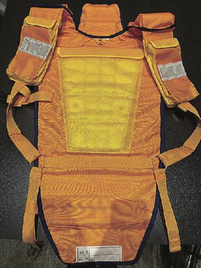 Japanese construction firms deploy technology to counter rising summer heat risks at work- Ảnh 2.